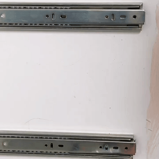 MAGNEȚII ÎL ȚIN SINGUR PE METAL — MÂINI LIBERE LA REGLAJ