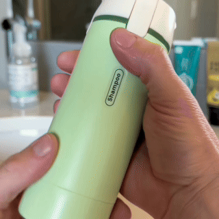 COMPACT ȘI UȘOR — RESPECTĂ LIMITA DE 100 ML LA AVION